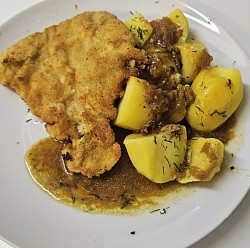 Kotelett mit Salzkartoffeln und Spezialsoße